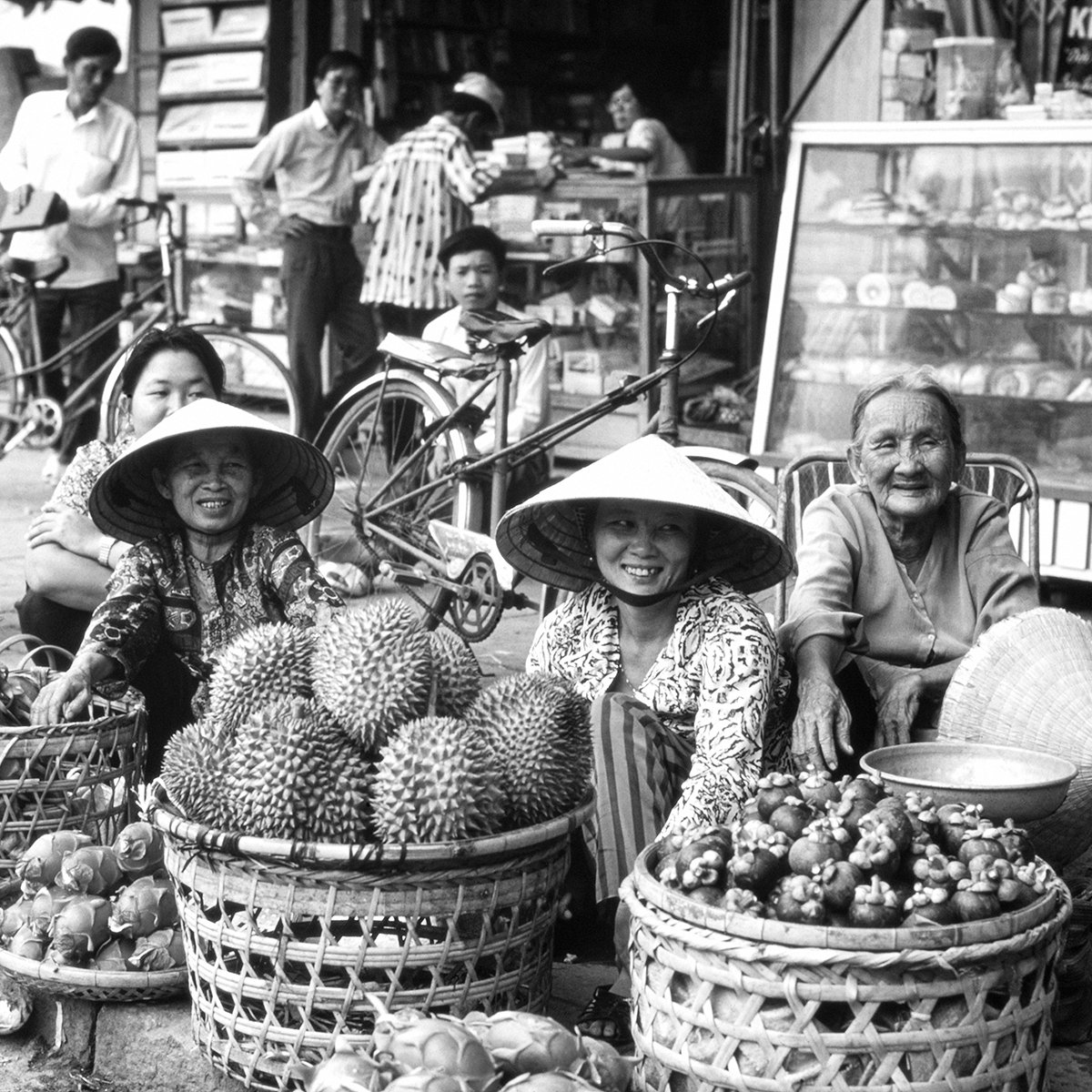 Vendedoras de Frutas no Mercado de Hanoi, 1995