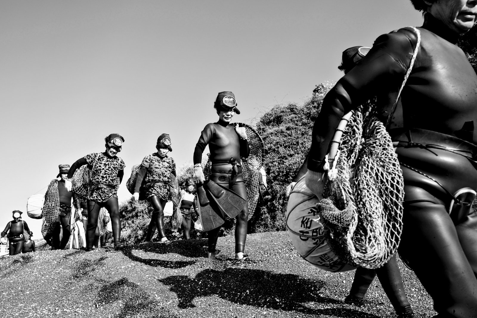 Grupo de Haenyeo a caminho do mar, 2017